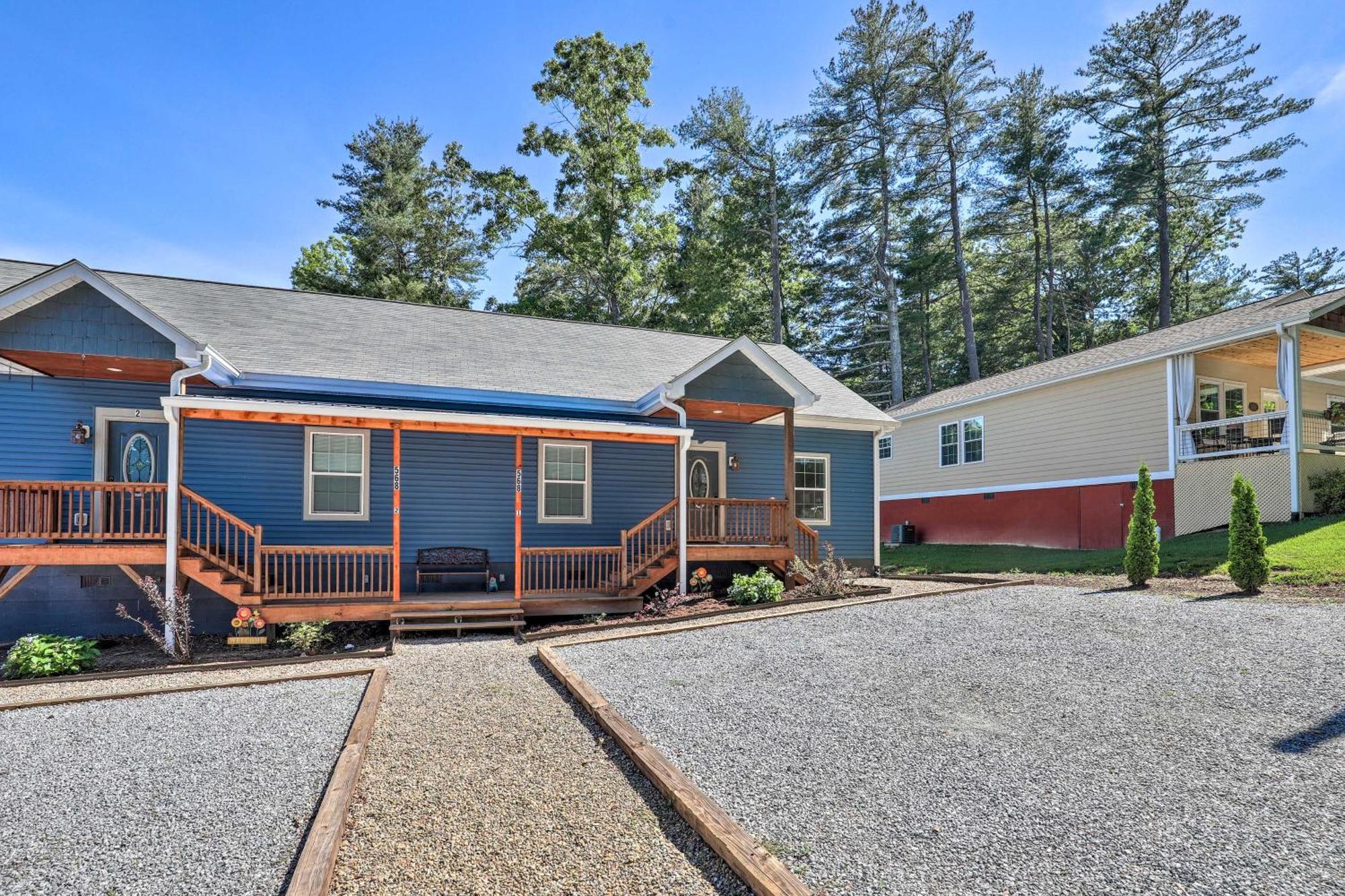 Airy Apartment With Deck - Walk To Main Street! Hendersonville Exterior photo