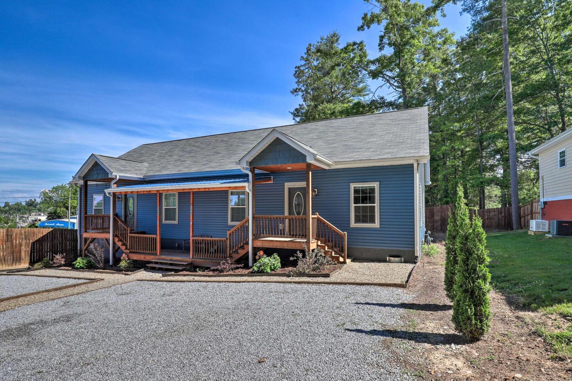 Airy Apartment With Deck - Walk To Main Street! Hendersonville Exterior photo